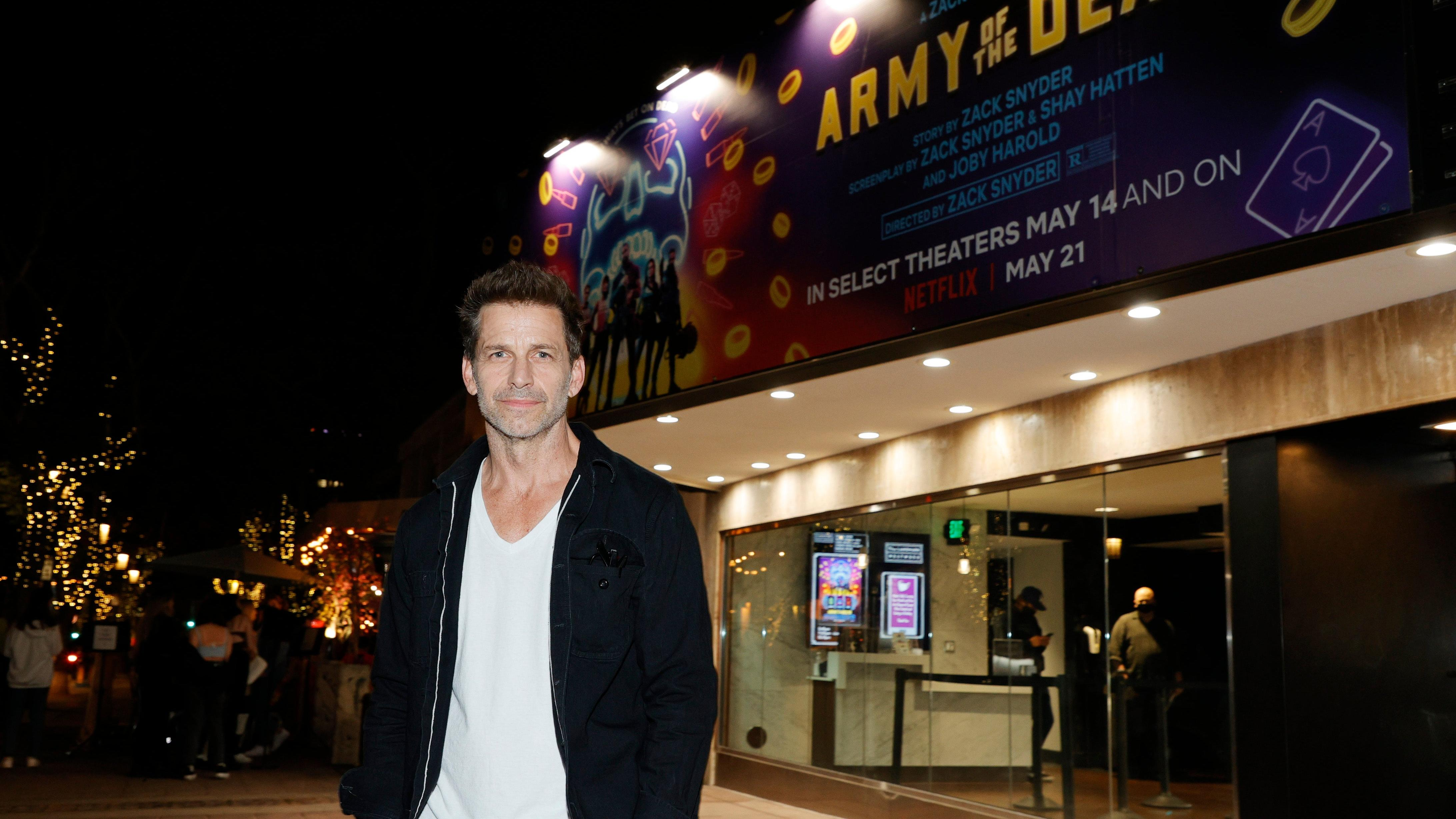 Regissören Zack Snyder står framför en skylt för sin 2021 Netflix-film Army of the Dead.